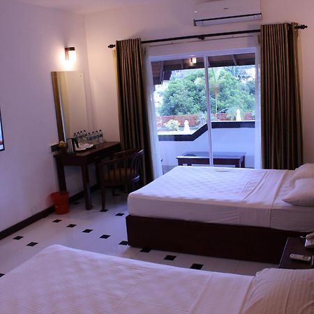 Kandyan Hotel Exterior photo