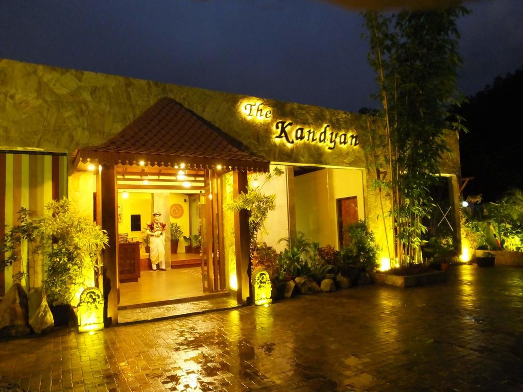 Kandyan Hotel Exterior photo