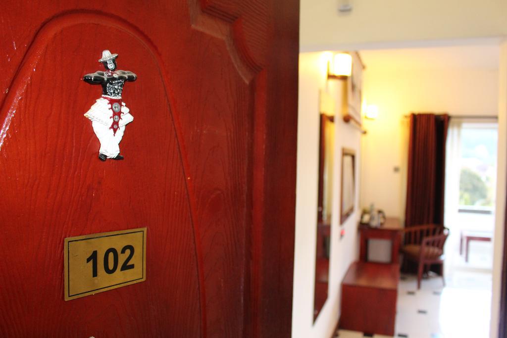 Kandyan Hotel Exterior photo