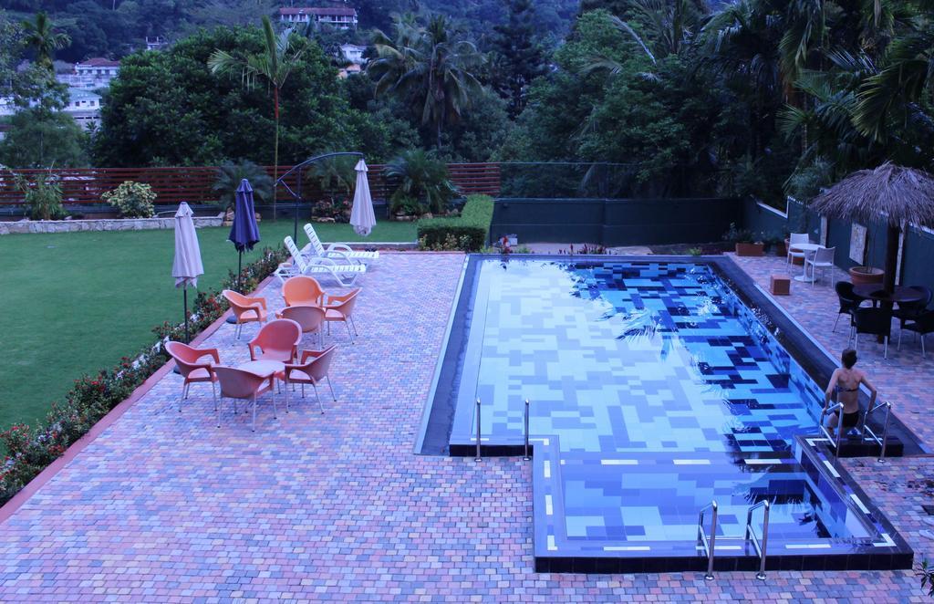 Kandyan Hotel Exterior photo
