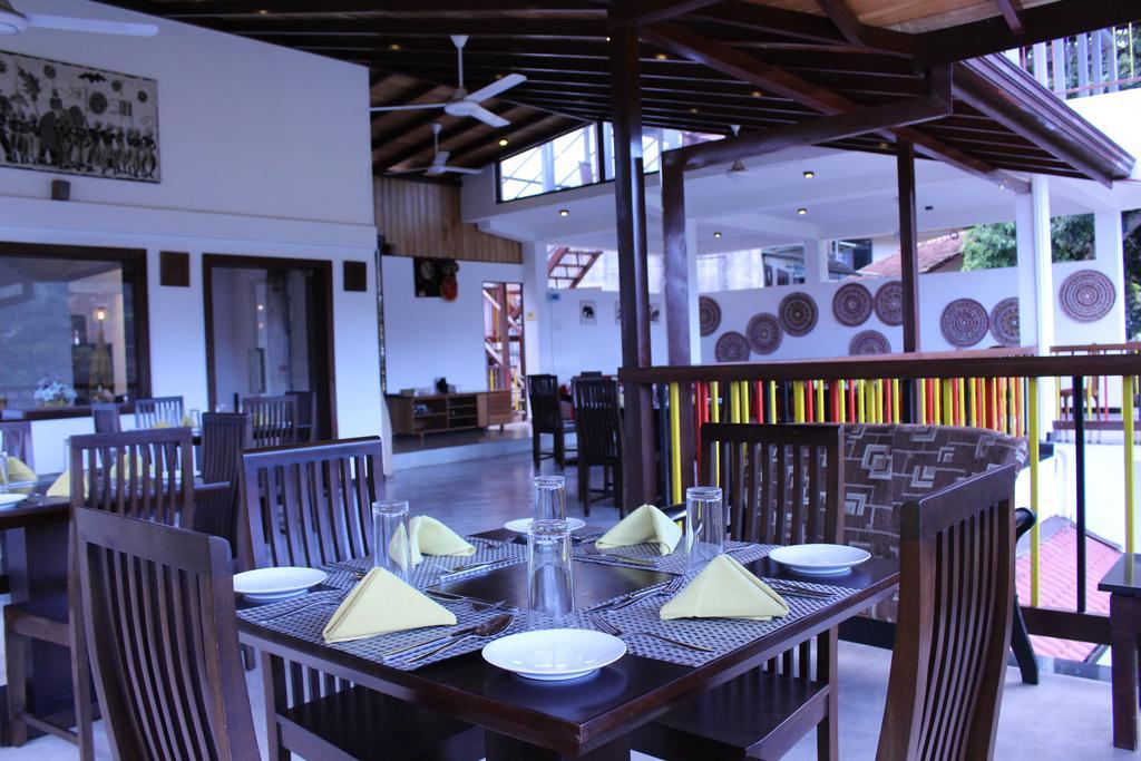 Kandyan Hotel Exterior photo