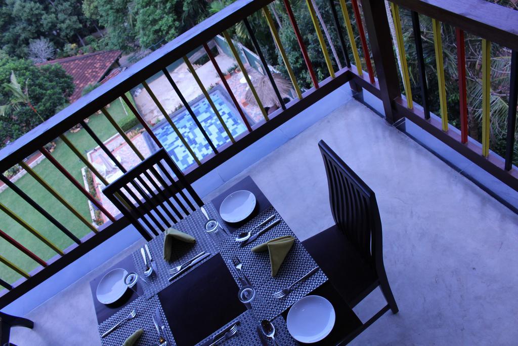 Kandyan Hotel Exterior photo