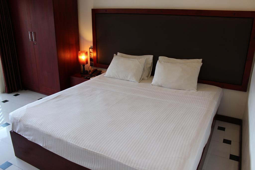 Kandyan Hotel Exterior photo