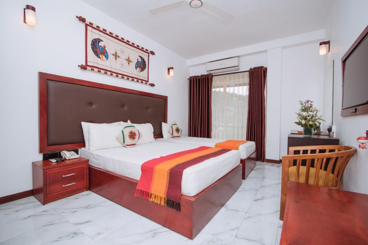 Kandyan Hotel Exterior photo