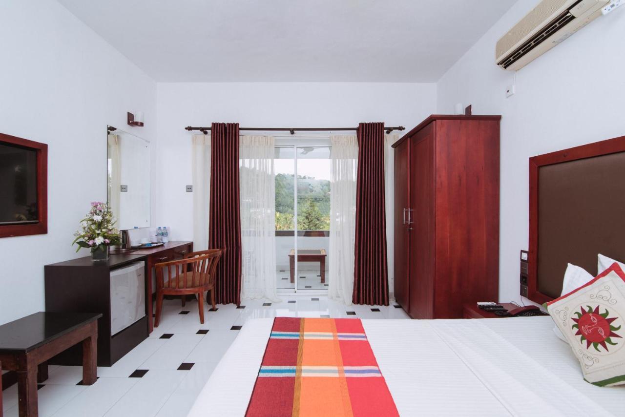 Kandyan Hotel Exterior photo