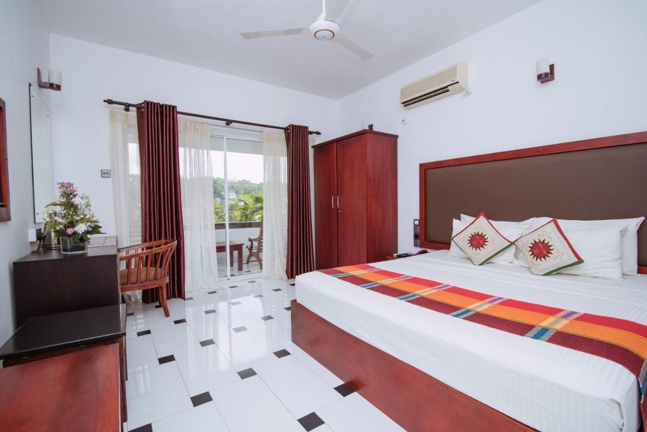 Kandyan Hotel Exterior photo